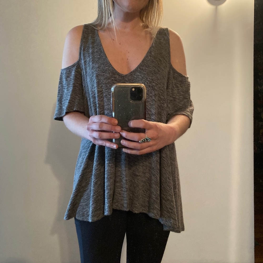 Lush Marled Heather Gray Cold Shoulder Cut Out V Neck Short Sleeve Sweeter M